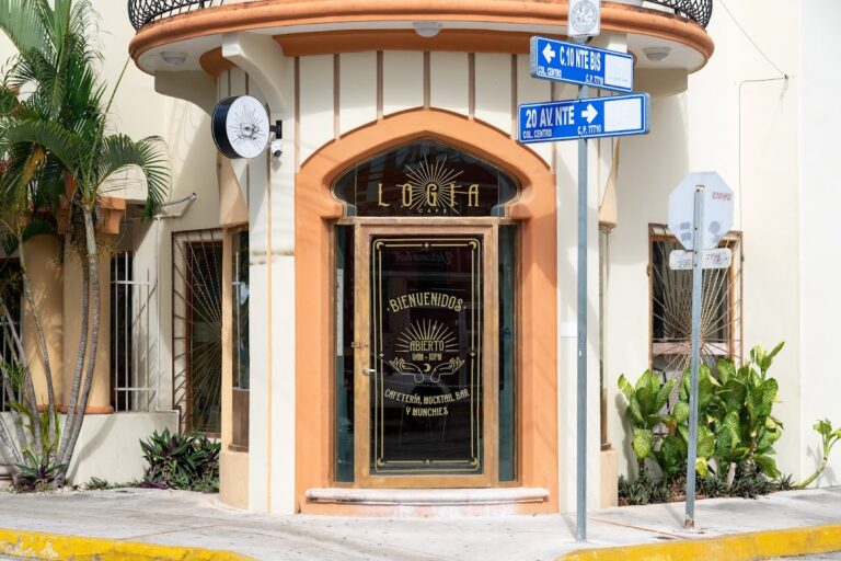 13435 logia cafe 768x512