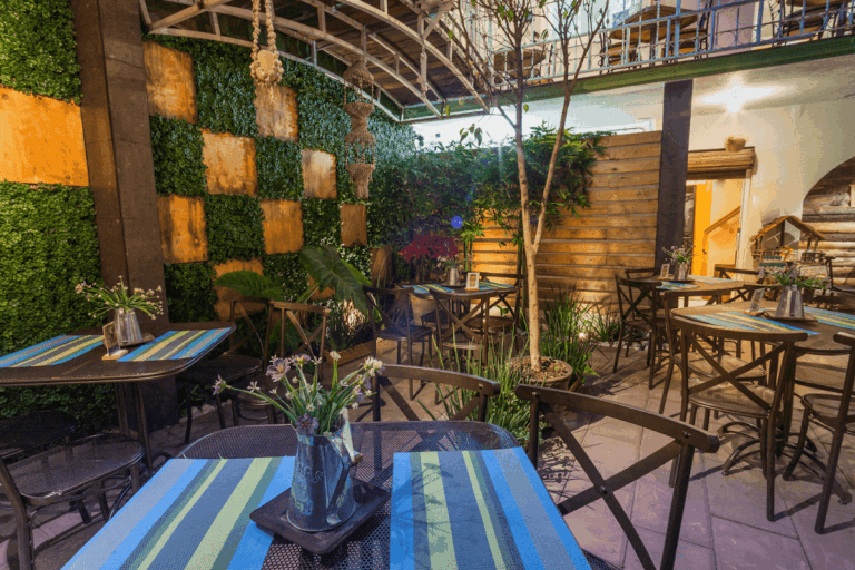 14576 restaurante mandinga terraza jardin 768x512