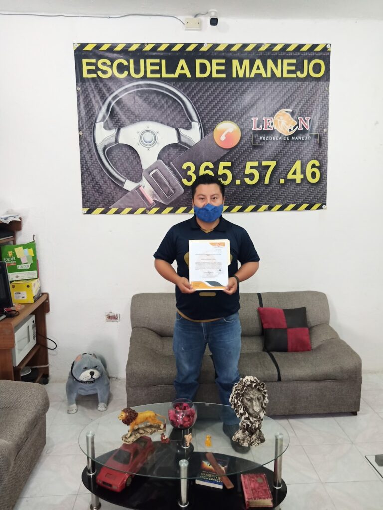 40251 escuela de manejo leon 768x1024