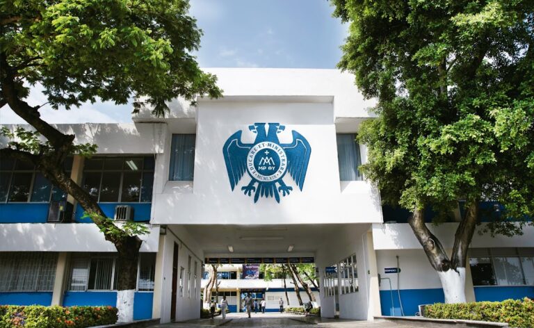 42428 universidad cristobal colon 768x472