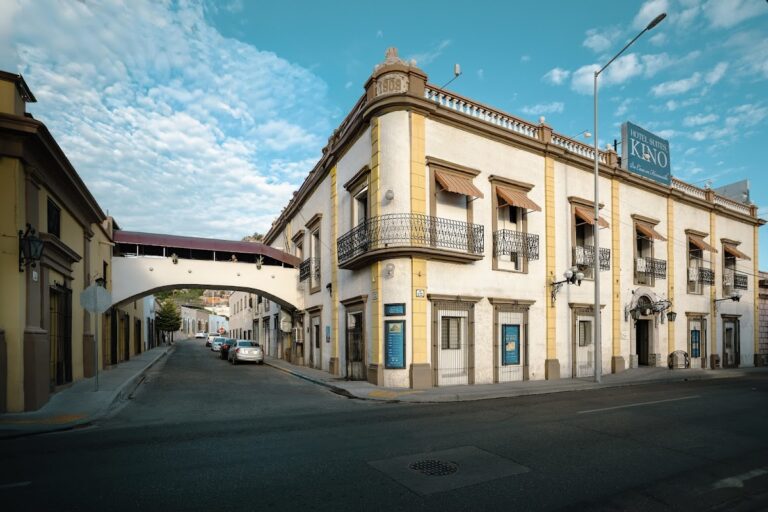 43365 hotel suites kino 768x512