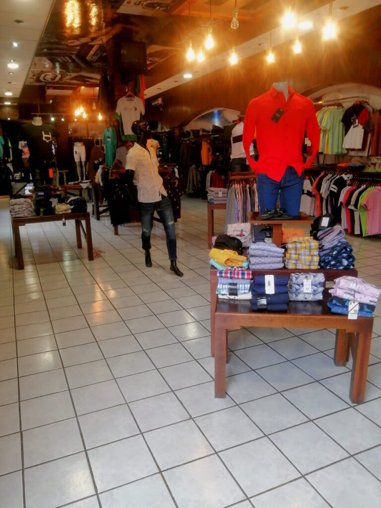 47643 tienda de ropa revolucion 768x1024