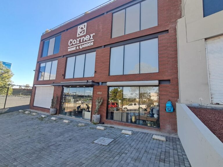 51101 corner home garden 768x576