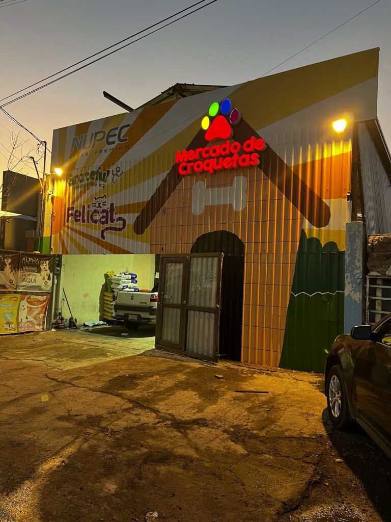 51419 mercado de croquetas piedras negras 768x1024