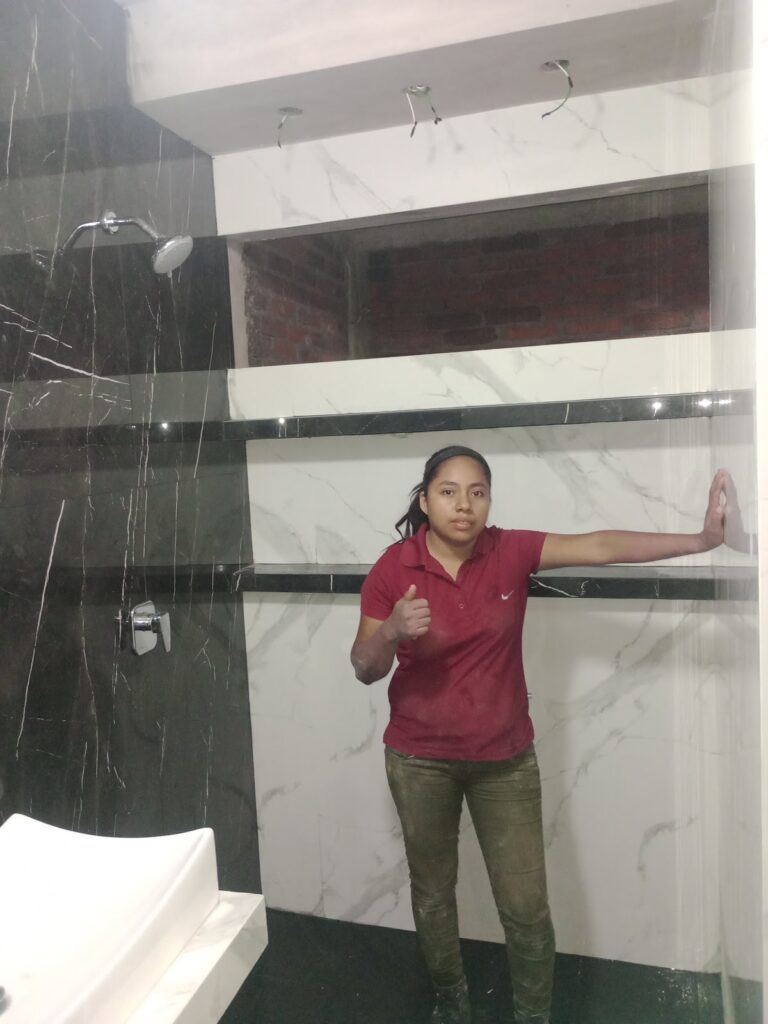 6503 mujer albanil 768x1024